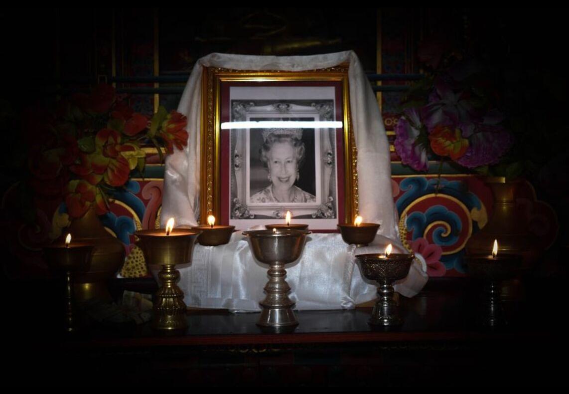 Offering of butter lamp and recited prayers for late Queen of UK